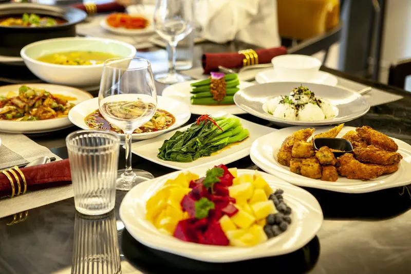 人这么辛苦，为了啥呢？有人说为了吃饭，这确实没毛病。民以食为天，一日三餐的烟火气