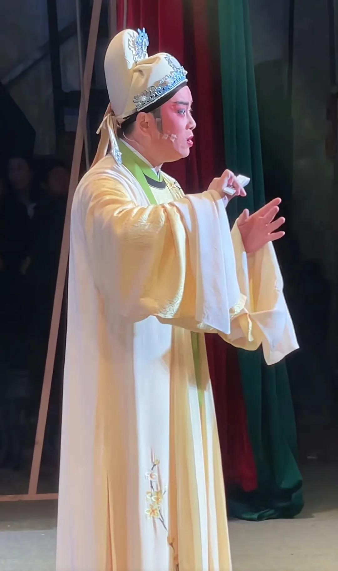 现在的耳麦有损扮相又很容易让观众出戏
比如图一的赵志刚戴了耳麦就好像贴了三条创口
