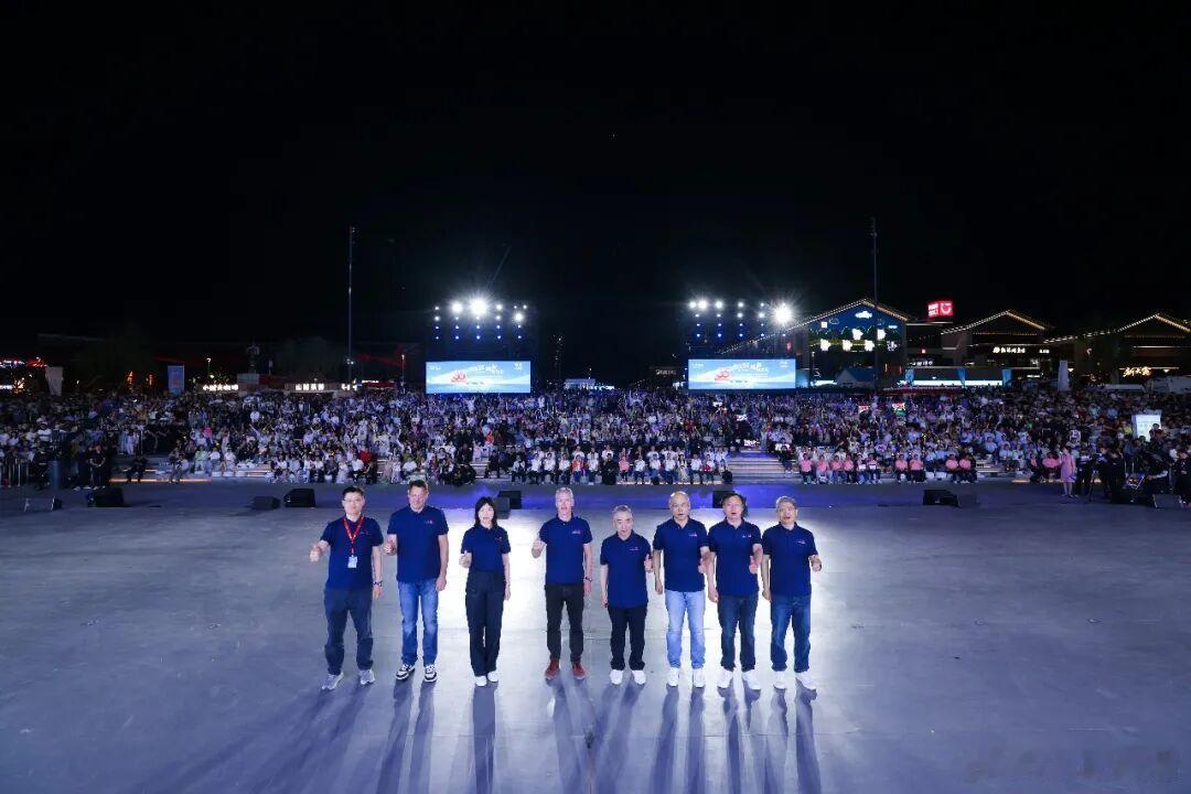 一汽-大众35周年盛典启幕一汽-大众35周年盛典暨粉丝家年华在长春举办，千余名嘉