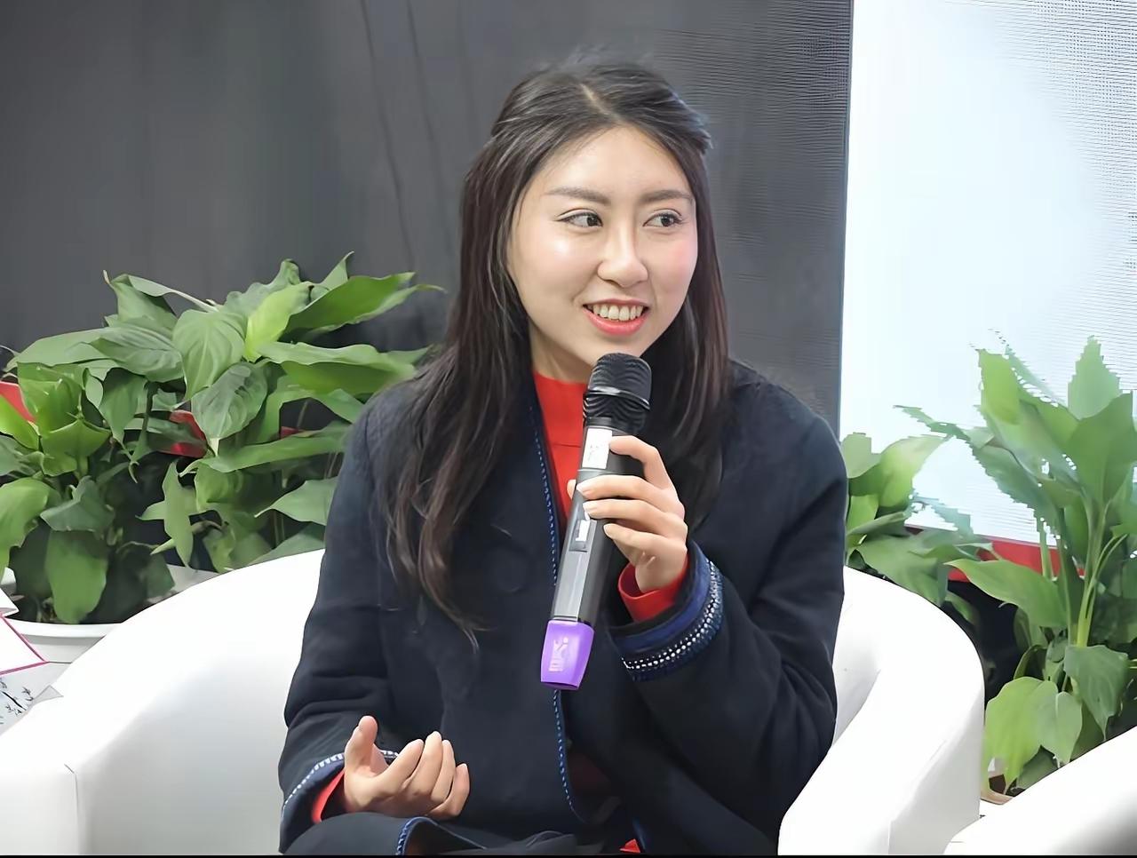 贾浅浅掀起了“全国诗歌狂潮”！上到老妪下到孩子都开始“屎尿屁”大创作。她这首《开