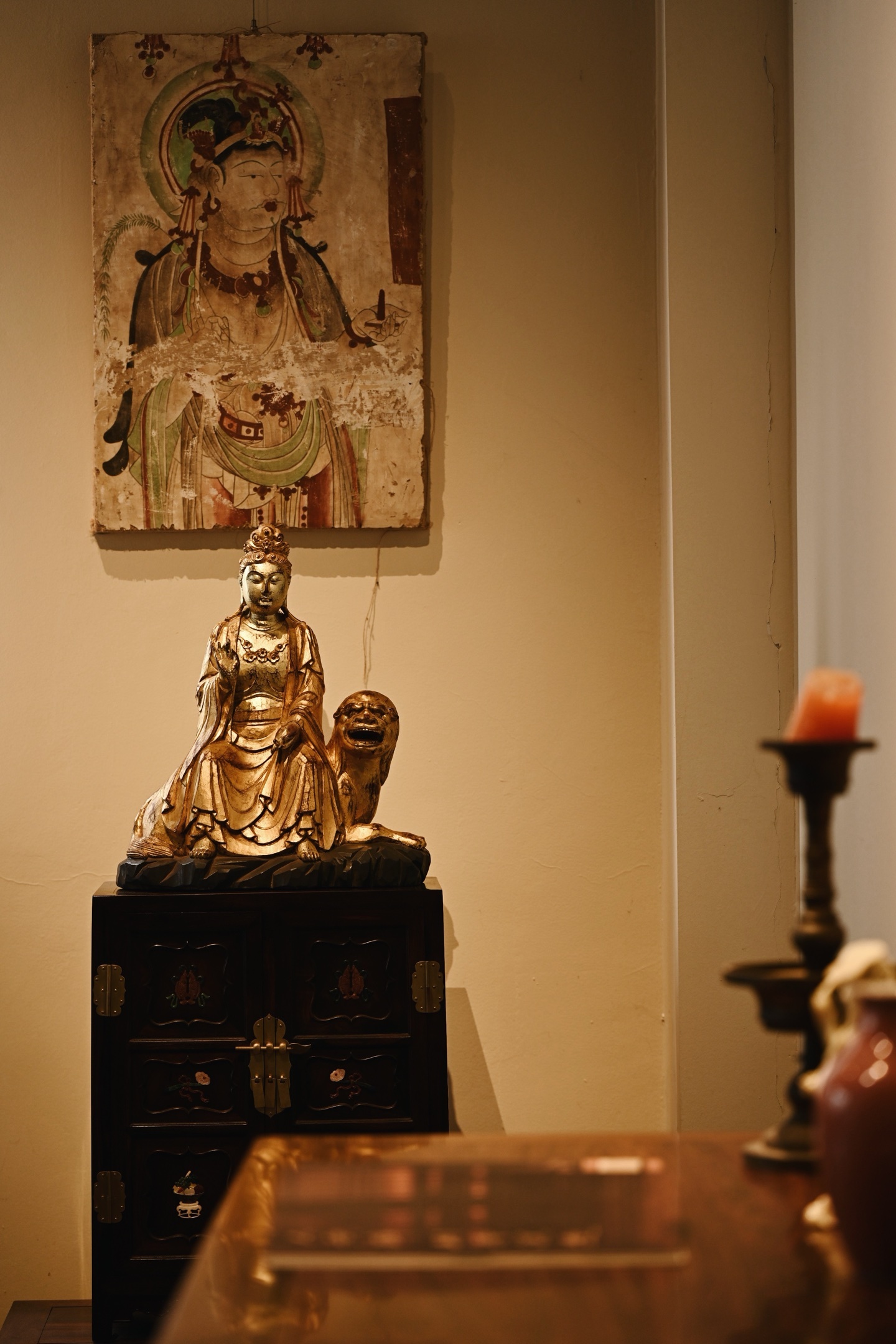 香樟木x髹金 | 文殊菩萨造像通体髹金，金泽温润内敛，造斑驳之感，文殊菩萨面容宁