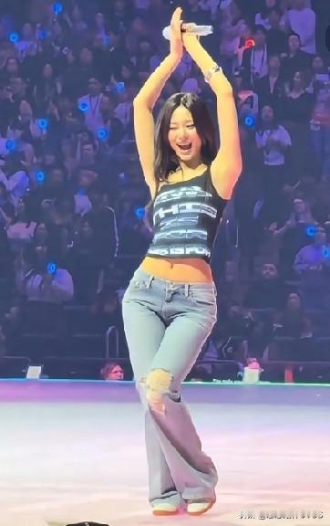 刚刷到周子瑜生图，第一反应：这是把一米七拍成一米四了？镜头也太损了😂。真人高妹