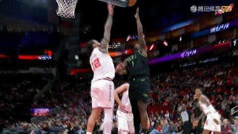 海王亚当斯意外受伤，火箭前景再次蒙上阴影！
火箭客场挑战鹈鹕的比赛末节，亚当斯在