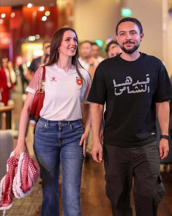 约旦侯赛因王储带老婆看球赛！[撒花]
刚过完结婚三周年纪念日的小夫妻，
在看台上