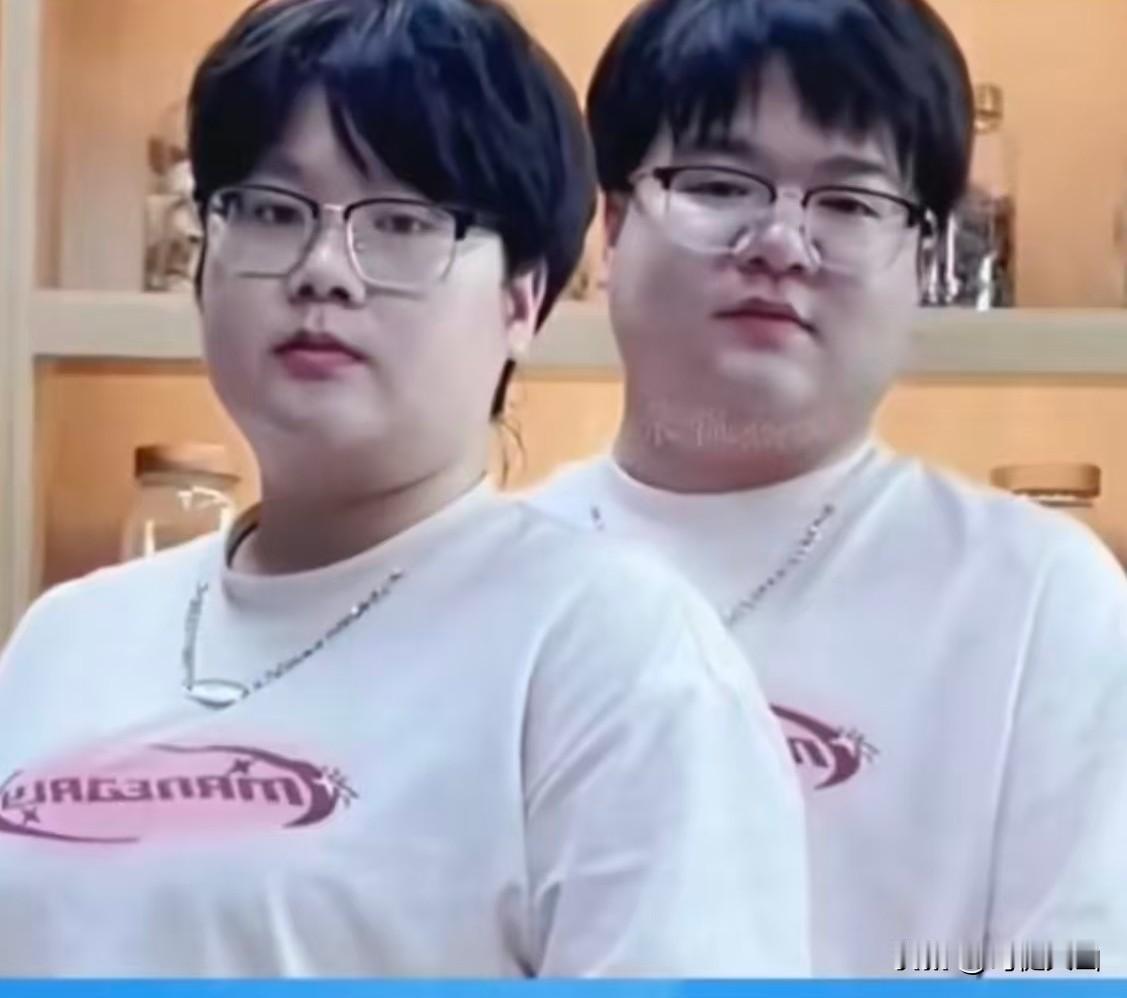 这对“镜像人”竟藏着不为人知的秘密？
广东一对“复制粘贴”般的男女火了！两人站在