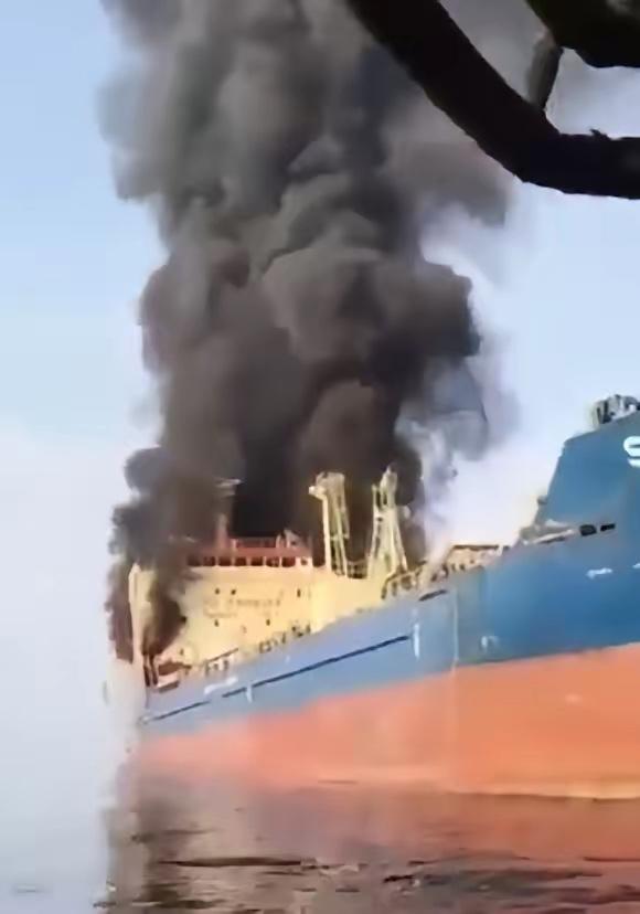 伊朗革命卫队在宣布封锁霍尔木兹海峡后攻击了第一艘"非法通过"海峡的油轮。
被攻击