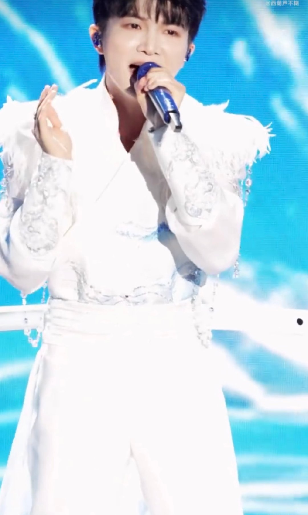 周深新歌求真首唱周深新歌求真舞台首秀全开麦无修音依旧稳如CD，周深这首《求真》首