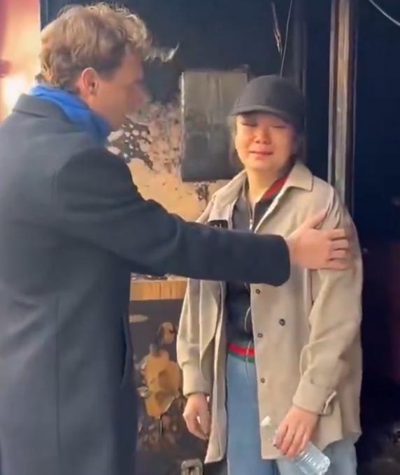 法国骚乱现场，华裔老板娘被打得鼻青脸肿，经营多年的餐厅被彻底烧毁，，她失去了一切