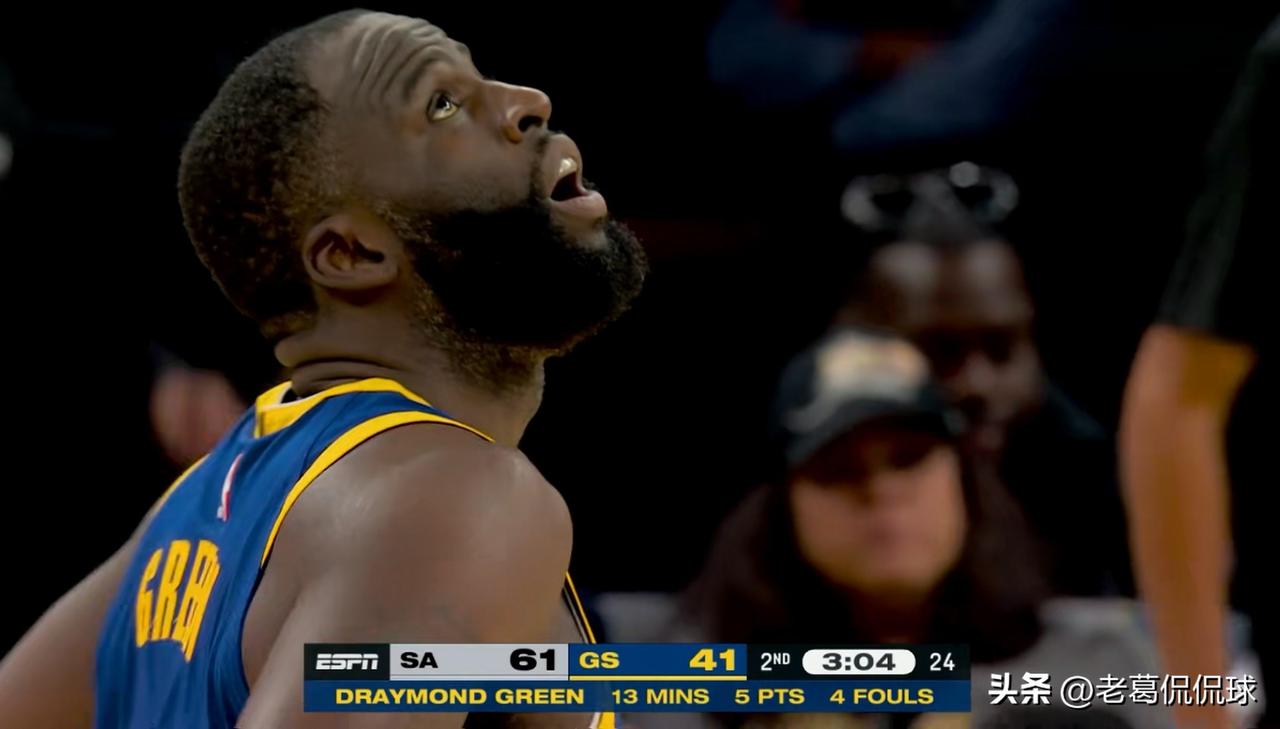 勇士恶汉追梦格林又不想好好打球了！在今天勇士主场迎战马刺的比赛中，目前双方半场战