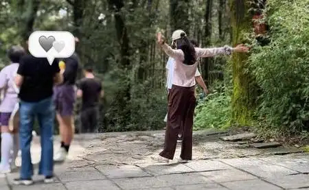 张婧仪大理素颜爬山被偶遇 骨相抗打松弛感拉满 