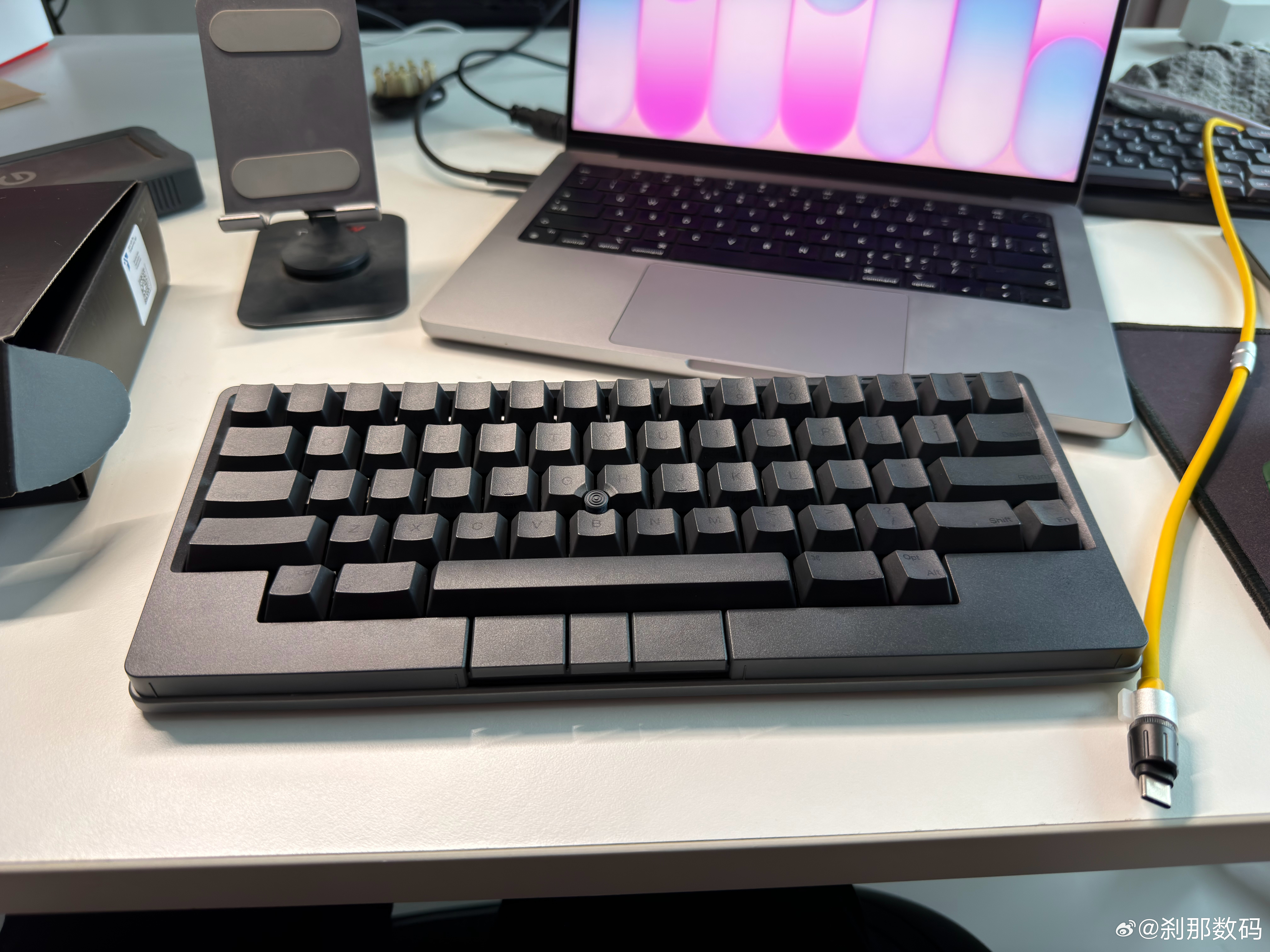 HHKB Studio黑色的键帽基本等于无刻版了，白天这个角度都看不清，早知道直