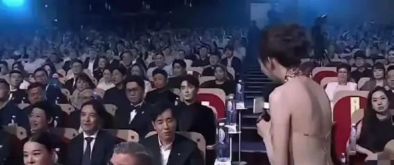 聚光灯下的女主持人，光鲜亮丽。
但你知道78%的同行，内心在抗拒这身行头吗？63