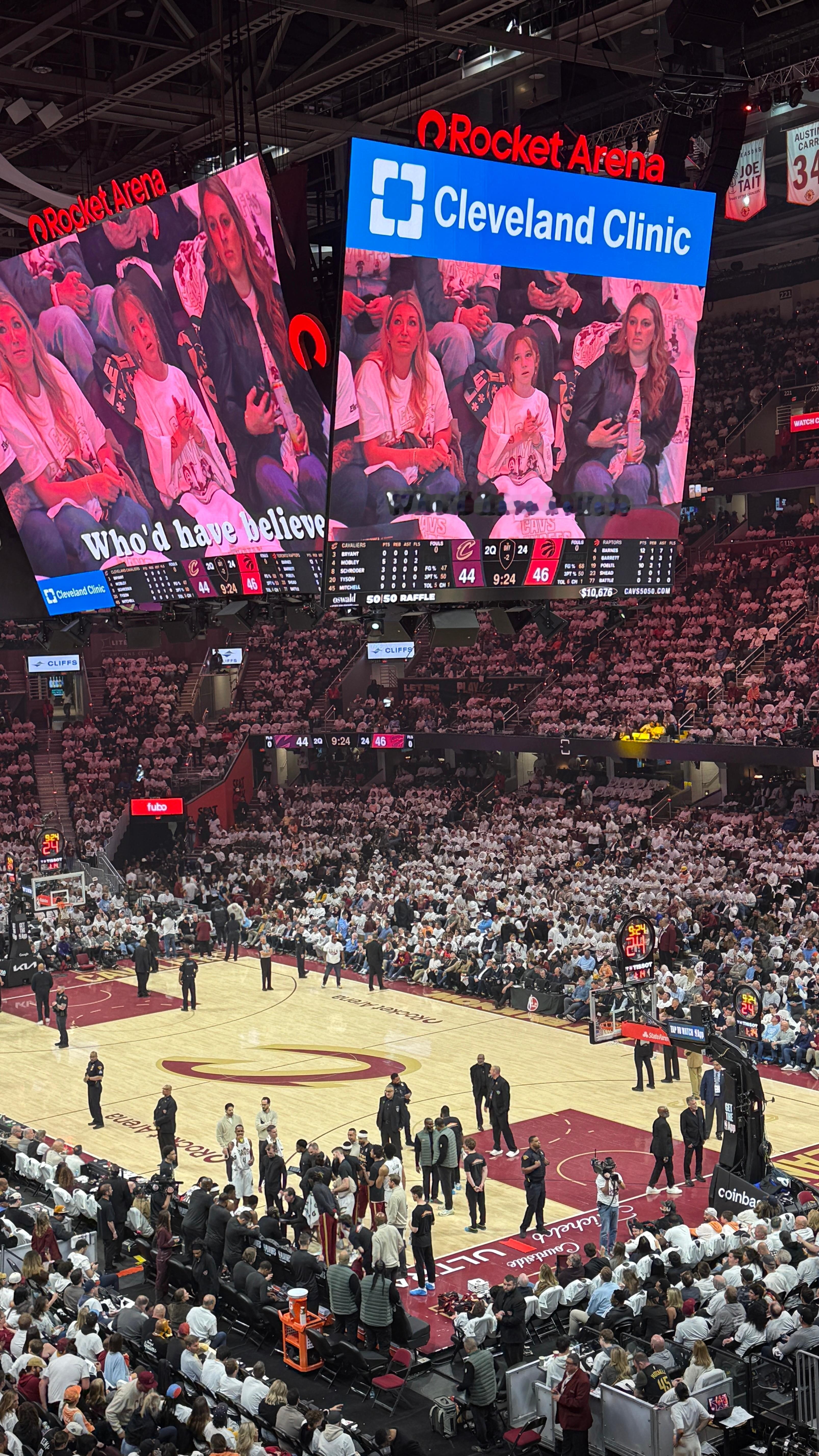 可能觉得阿伦太软了，把布莱恩特换上来和莫布利搭档，领先马上变落后。 