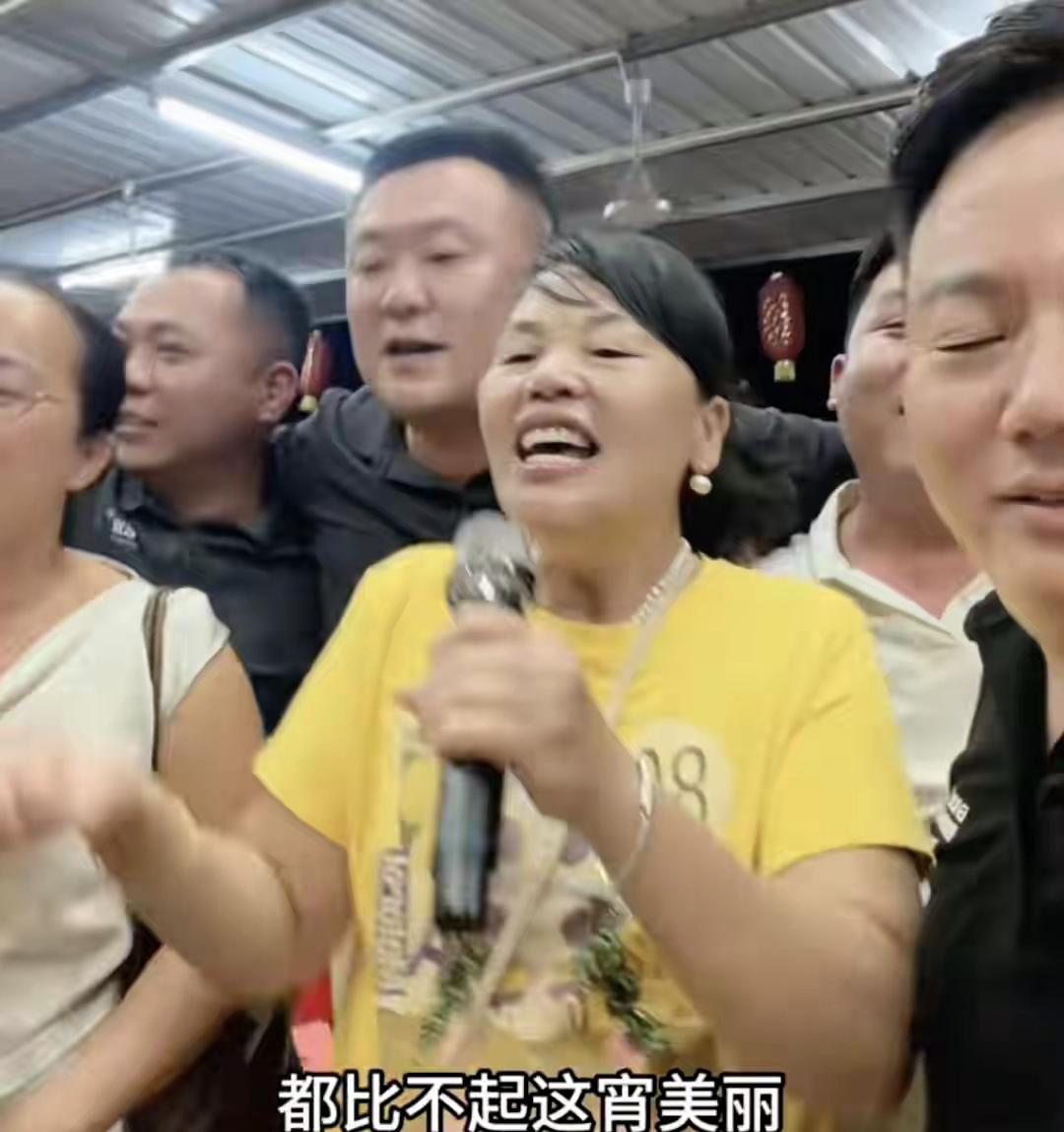 全红婵的妈妈真的是太活跃了，家里第二套房子封顶，举办晚宴，全红婵妈妈竟然在晚宴上