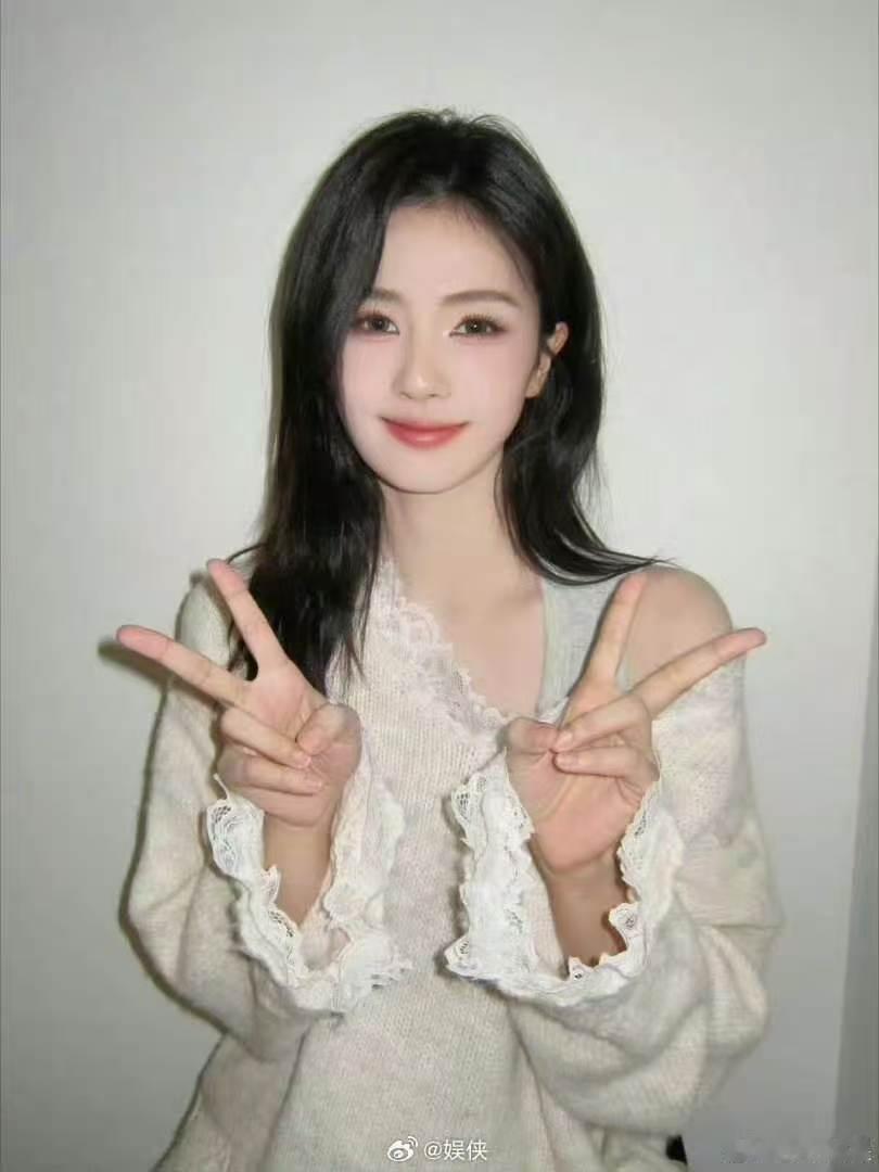 白鹿hi6莫离剧宣路透 你好星期六莫离剧宣氛围感天花板！白鹿丝带盘发灵动，一眼心