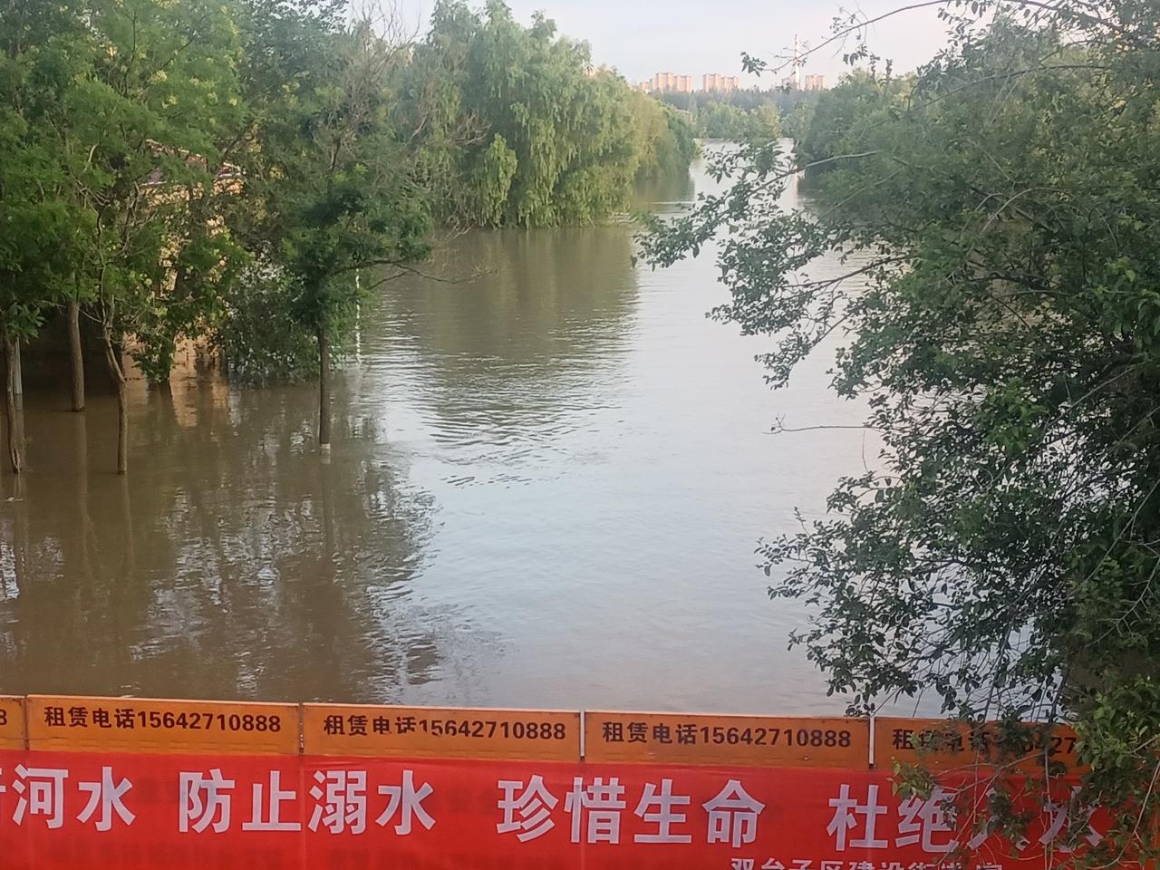 辽河涨水阔清波，
长桥游人驻足多。
凭栏尽览川流景，
晚风伴看水天和。

连日雨