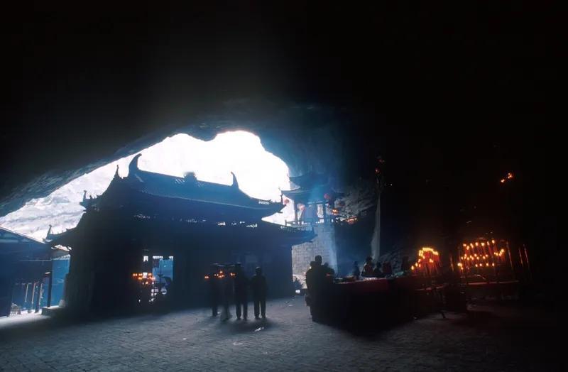 水调歌头·守淡泊
 
尘世乱如麻，名利似风沙。繁华皆作虚幻，心向野人家。常慕陶公