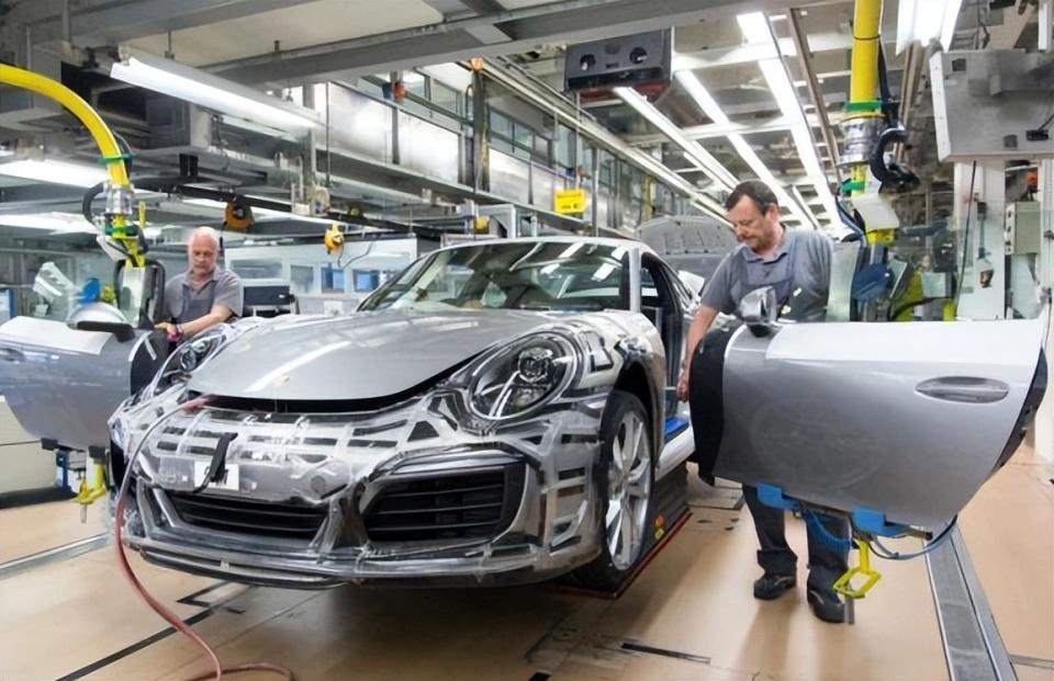 绝望下的转型！德国车企，真干回老本行了
 
不是段子，大众汽车正在跟以色列拉斐尔