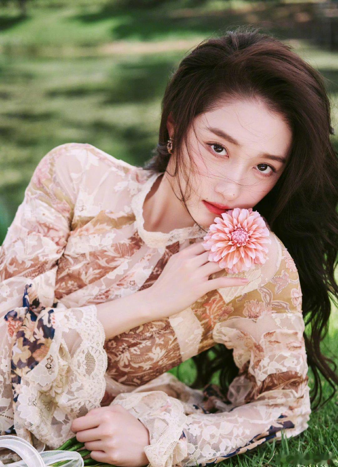 看关晓彤的搭错车要准备好几包纸关晓彤一路从国民闺女走到现在剧中催泪场面记忆犹新，