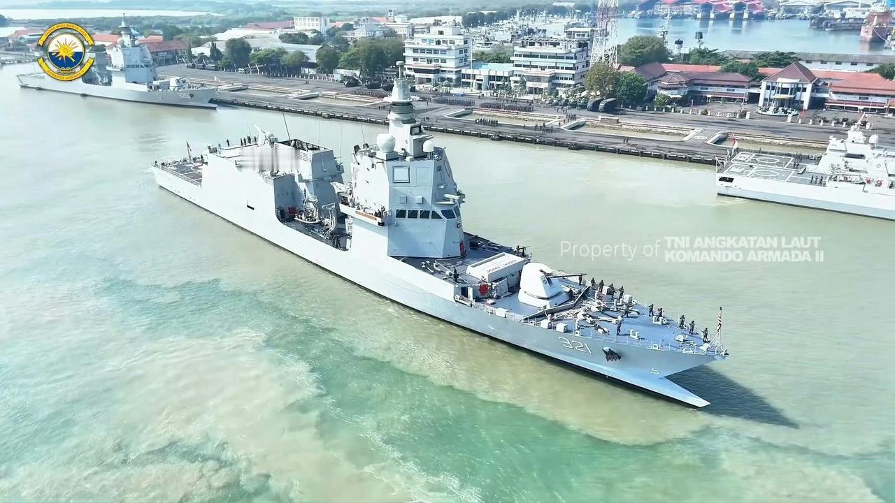 印尼海军“普拉布·西利旺吉国王”号大型巡逻舰在舰尾飞行甲板上放上了一辆捷克RM-