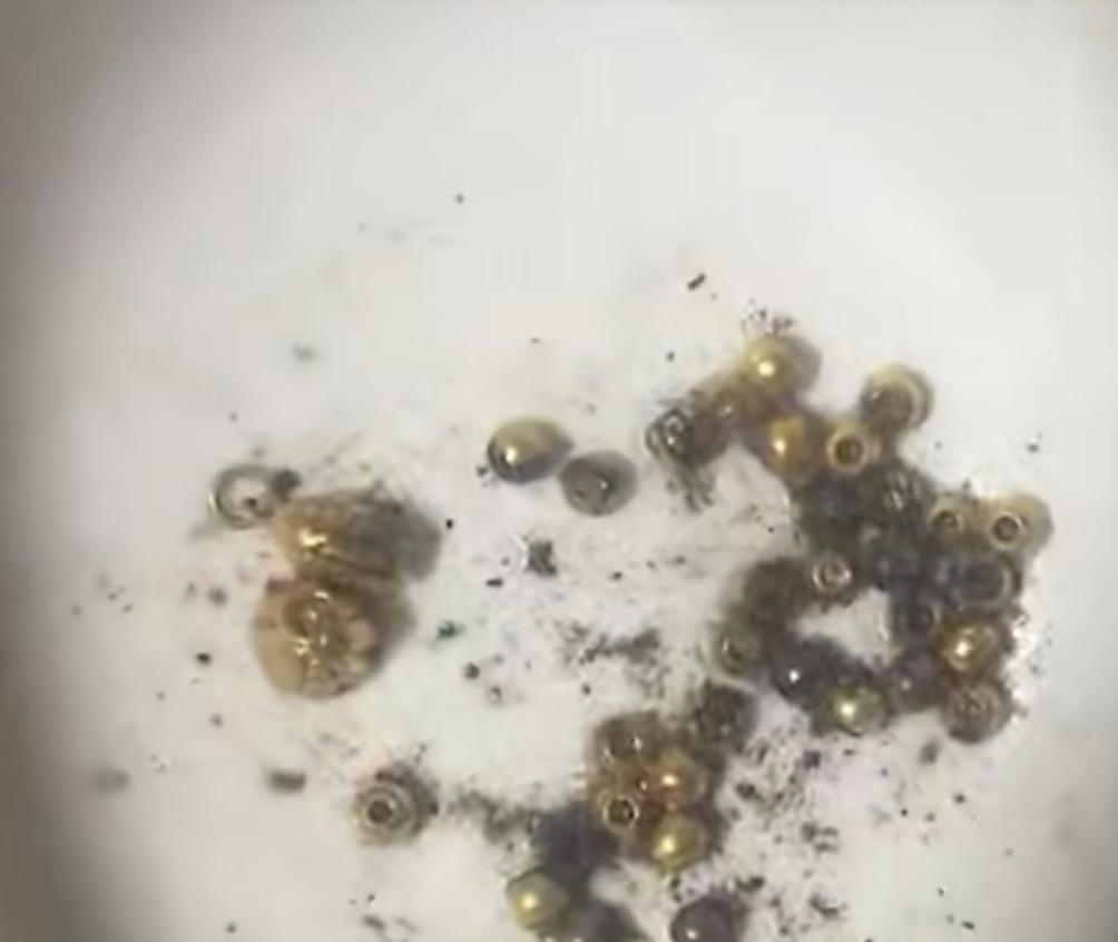 金手链掉火炉
全家翻找出48颗金珠
江西，女子不慎将金手链扔进火炉，全家人帮忙翻