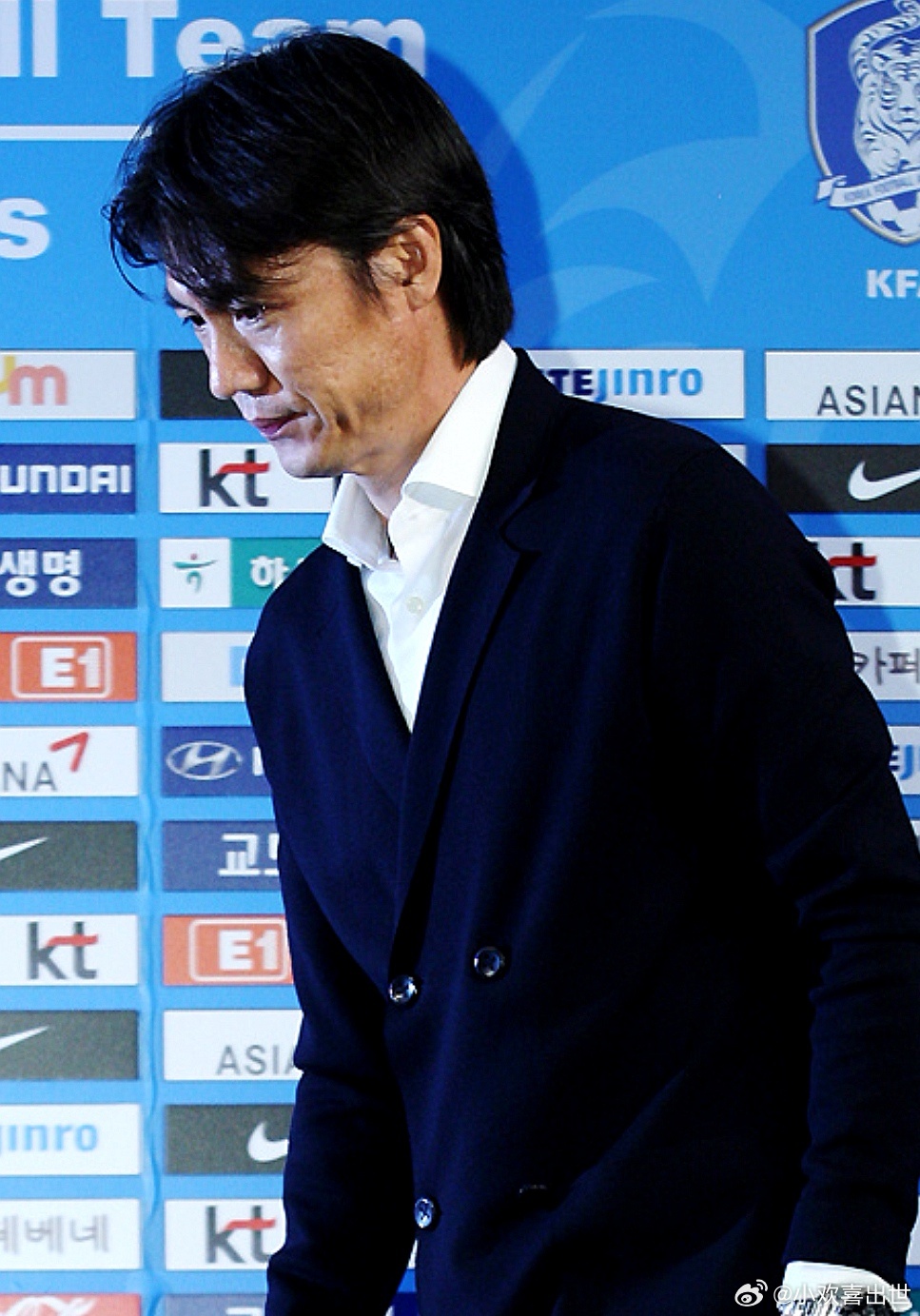2026美加墨世界杯，总统怒批无能，韩国队主教练洪明甫辞职，发布会现场鞠躬致歉 