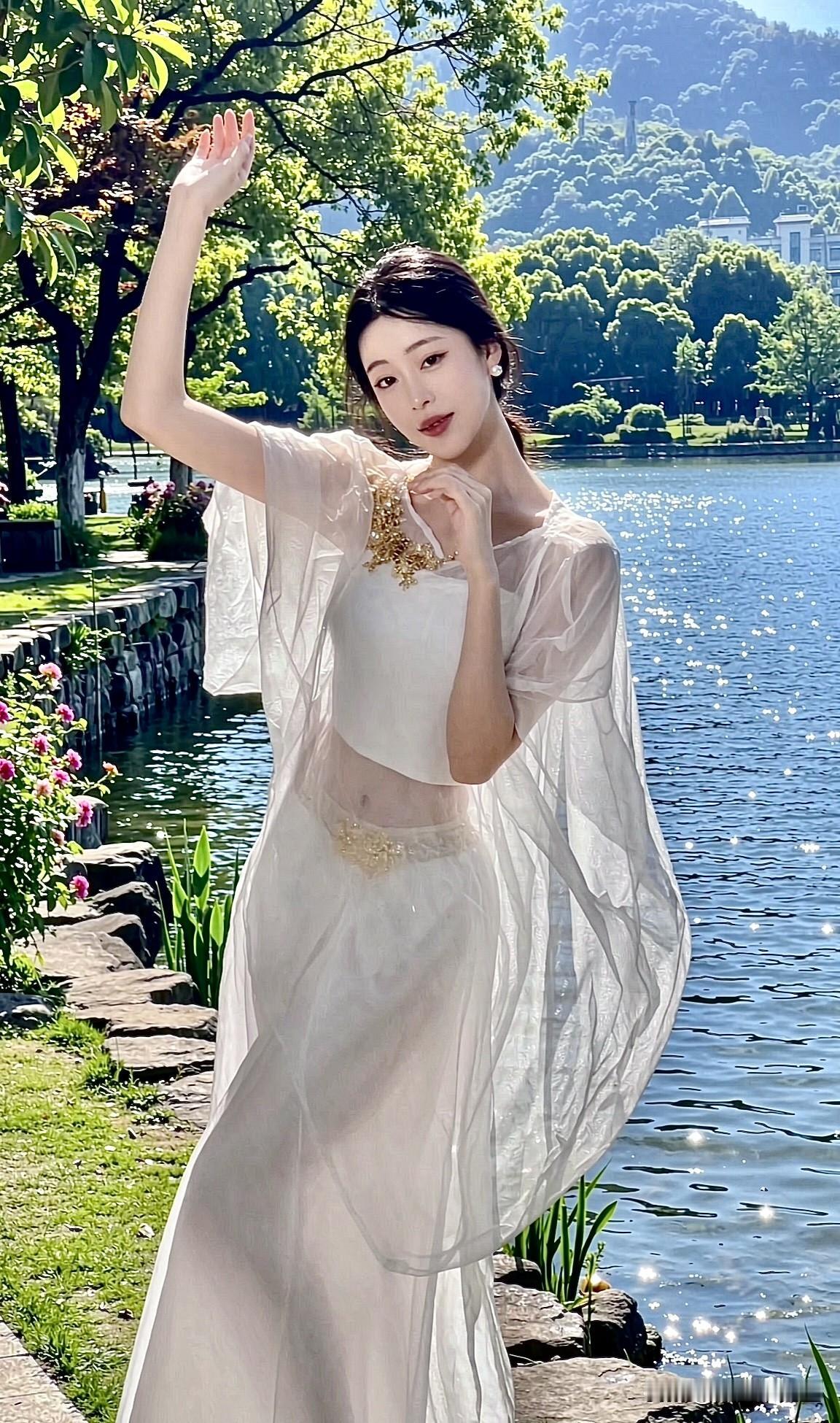 清风拂过素衣，湖水漾起粼粼波光，于山水之间，赴一场诗意相逢。

原创作品.禁止盗