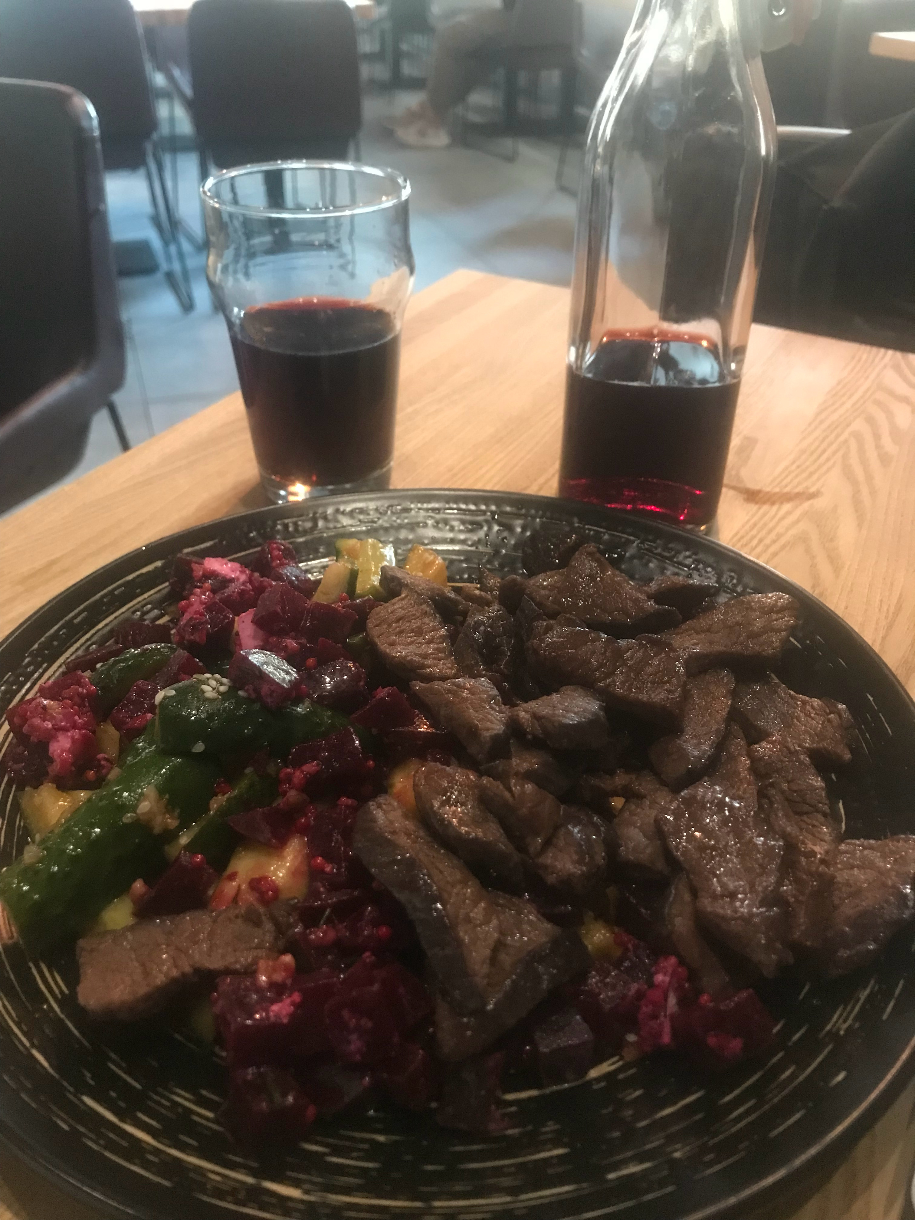 炒牛肉，樱桃酒，黄瓜红菜来两口。 乌克兰·基辅