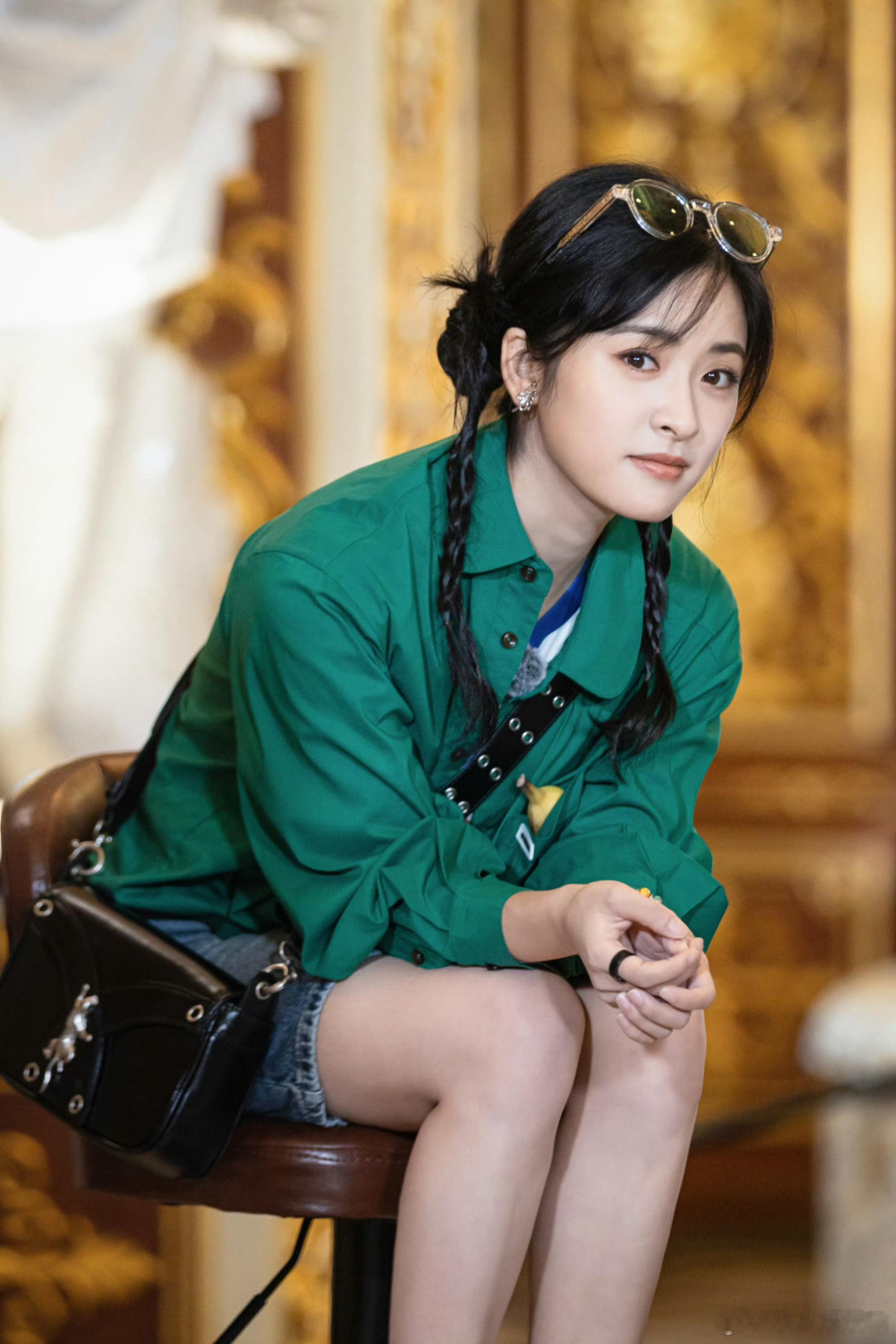 #沈月双丸子编发# 沈月这个动作可不能比，小心痛失韩国市场[doge] #沈月这