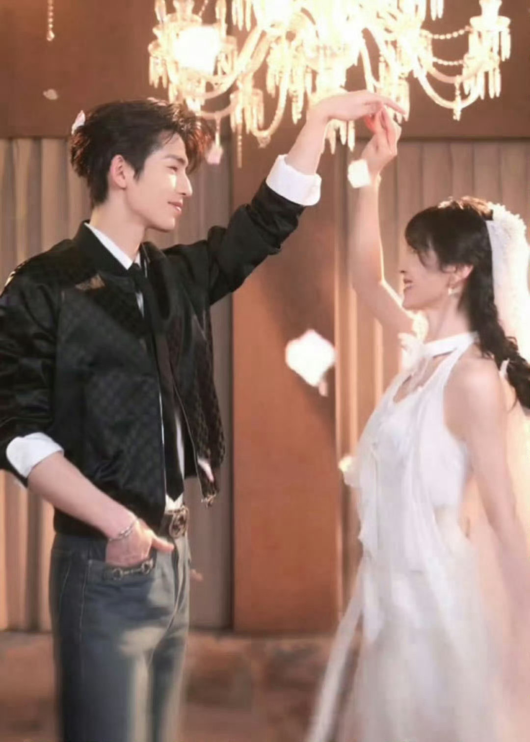 张凌赫田曦薇两个视频合在一起张凌赫田曦薇张凌赫田曦薇头纱转场