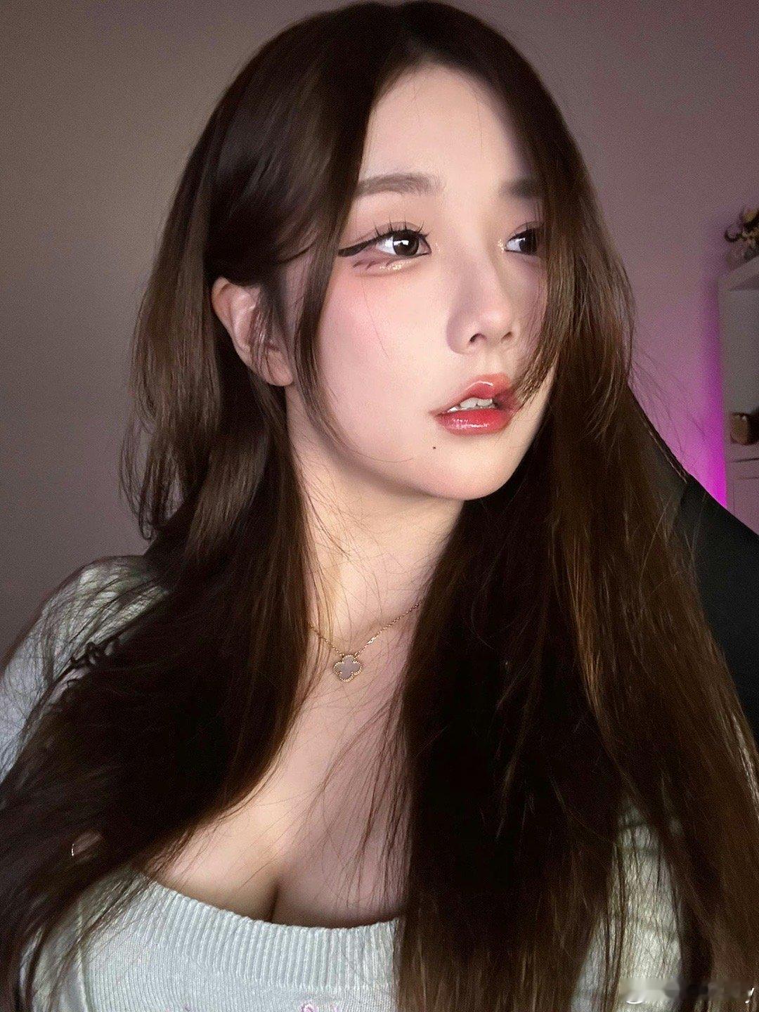 富有且慷慨！美好的一天从Kitty开始[舔屏][舔屏]好大的眼睛！前LPL英文流