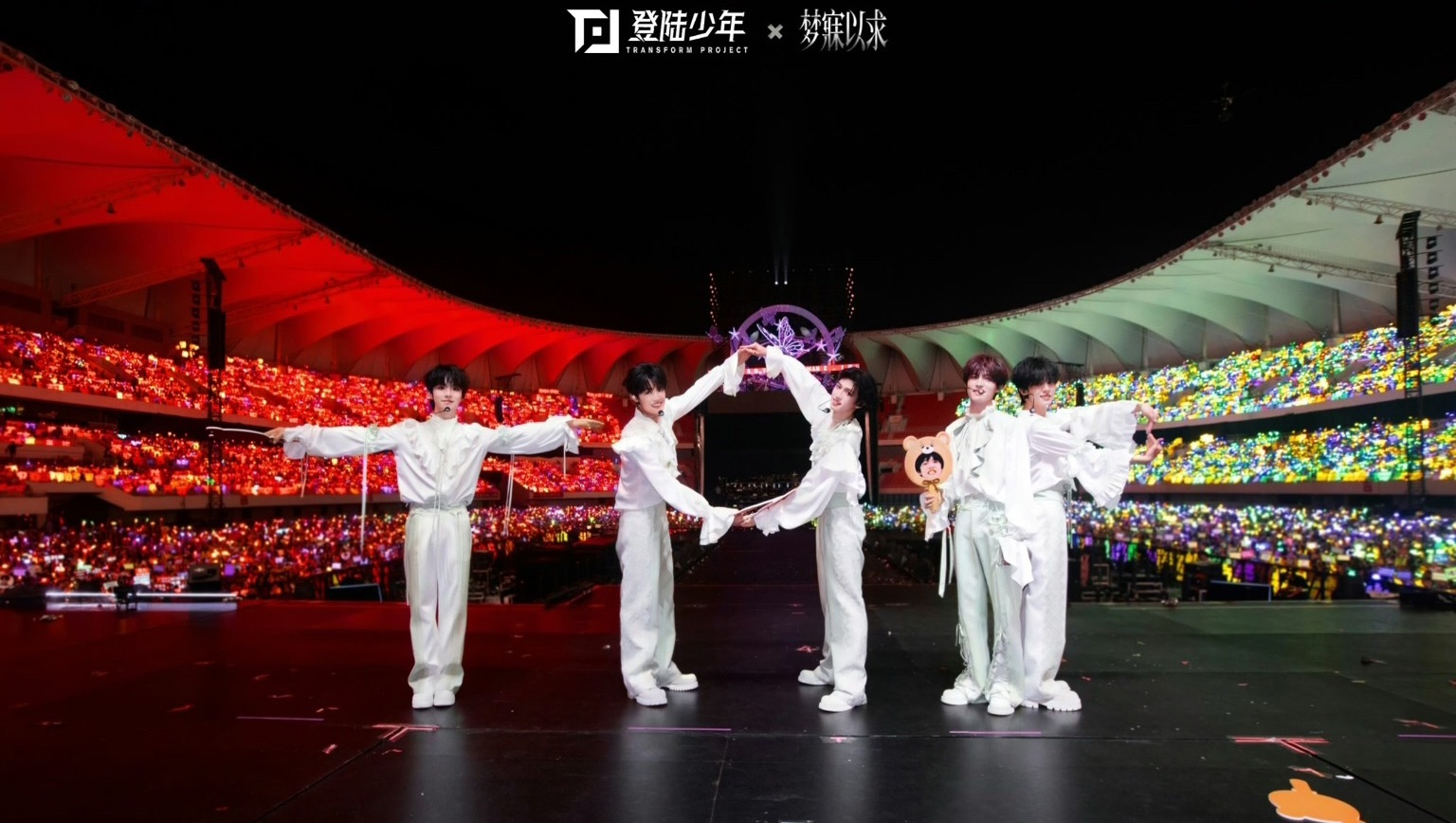 演唱会官方合照公开，有没有小朋友可以告诉老师，哪个颜色最多呀～～～～ 