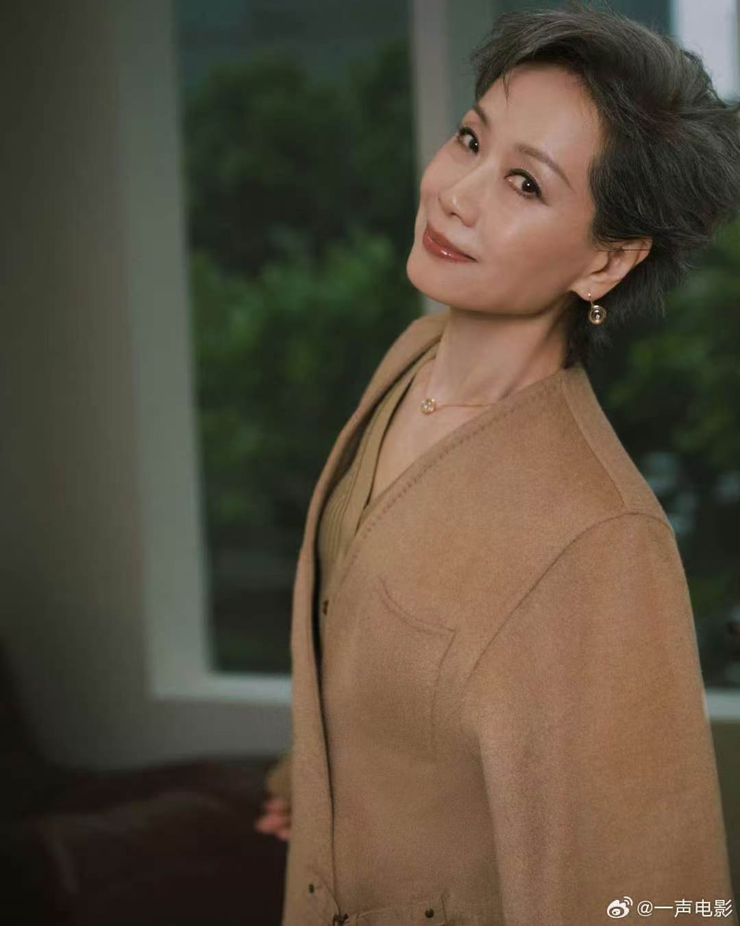 歌手直播叶童去了歌手现场叶童去看歌手了 优雅现身歌手直播间，叶童从容落座，认真欣