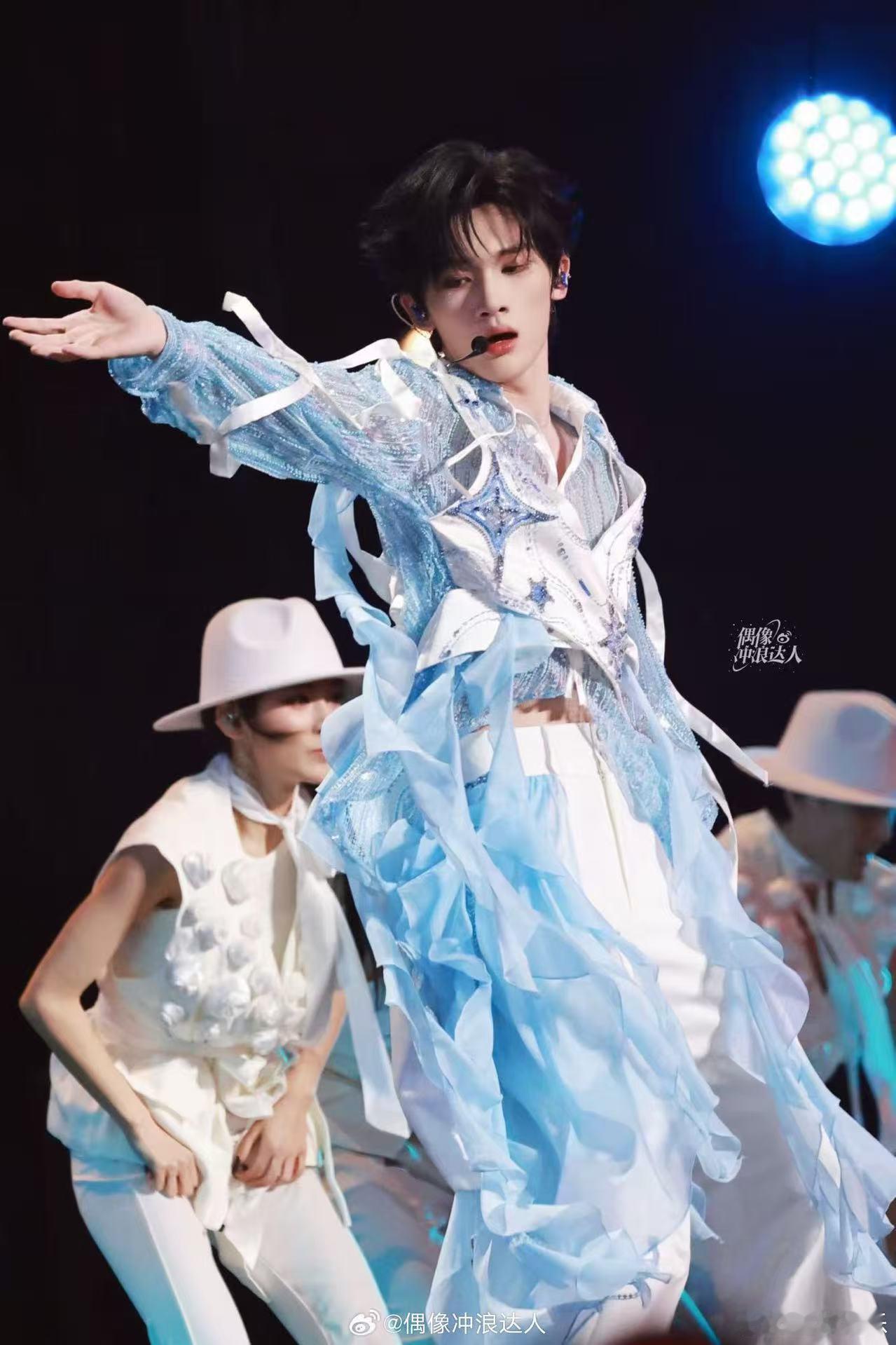 余宇涵一天灵珠一天魔丸 余宇涵的舞台造型很有记忆点，蓝衣似灵珠般仙气满满，红衣像