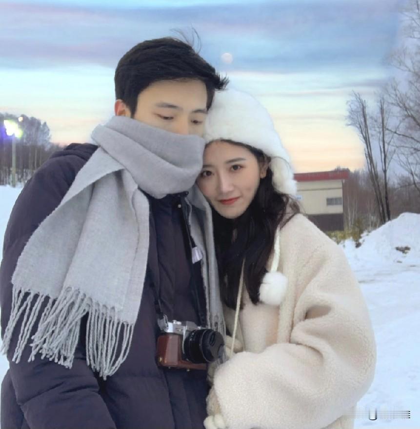 姑娘从懵懵懂懂的年纪，就喜欢邻居大她5岁的小哥哥，后来邻居一家搬家，两人从此也就