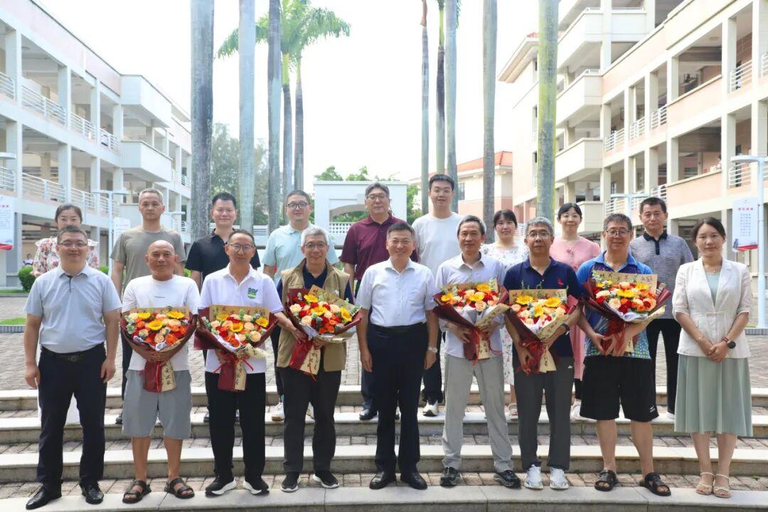 珠海一中举行退休教师荣休仪式暨座谈会
​        6月25日，党委书记张六
