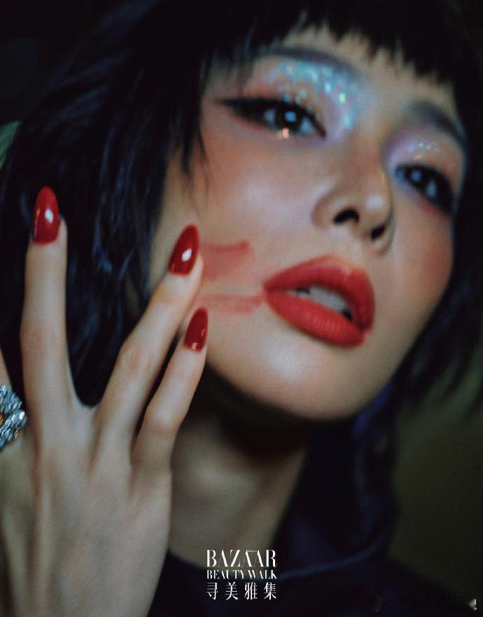 没认出这是高叶 谁懂啊！这组港风造型直接换了个人～迷离光影+红唇氛围感，野性又复