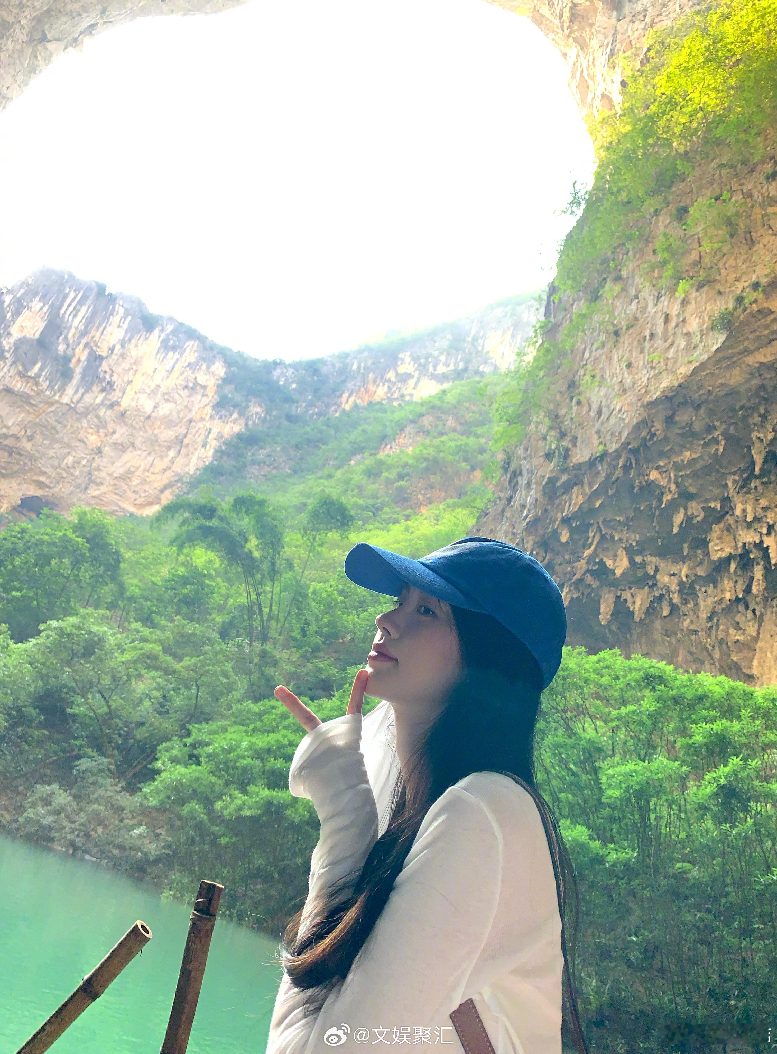 #鞠婧祎蓝帽白纱清爽感# ​​​#鞠婧祎九月第一天营业照# ​​​鞠婧祎的这组游