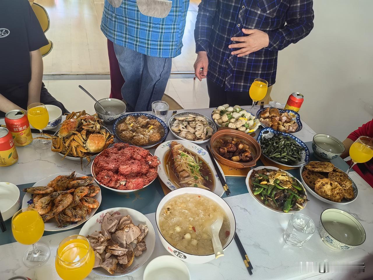 今天是大年初四，终于把剩菜打扫干净了。

春节做了一大桌子菜，吃了不到一半，这几