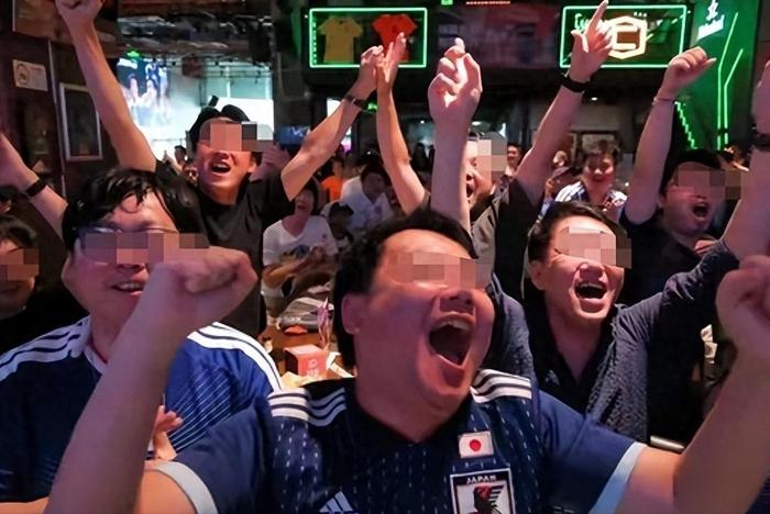近日上海一家酒吧内，十几名年轻人身着定制日本国旗球衣，为日本球队大胜肆意欢呼，整