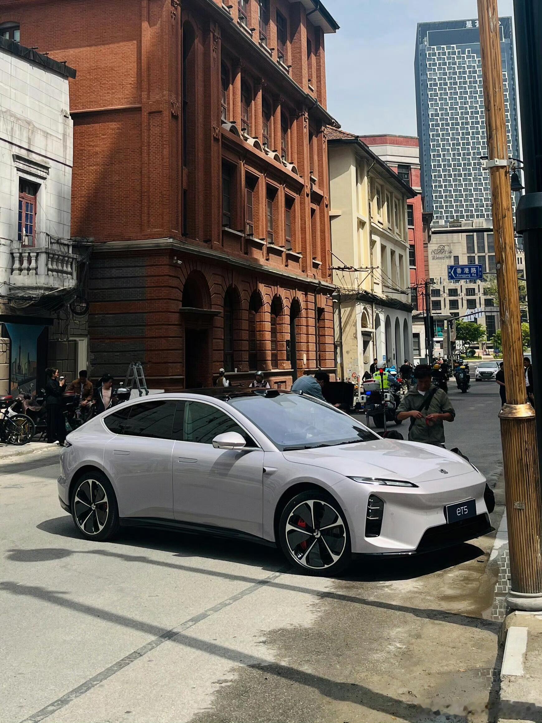 新款蔚来 ET5 这前脸确实更“凶狠”了一些，但颜值确实没得说。新能源汽车大v聊