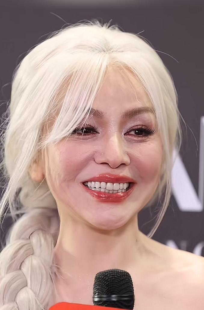 真的无法理解现在的审美。口红非要画出嘴唇外面吗？看上去好油腻。

本来王琳的底子