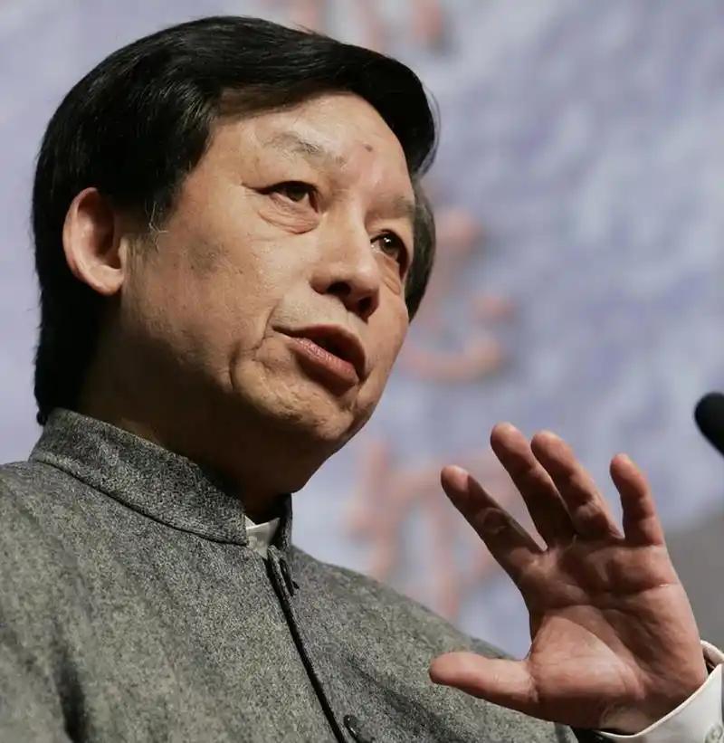 厦门大学教授易中天说过一段非常经典的话：“再过若干年，我们都将离去，对这个世界来