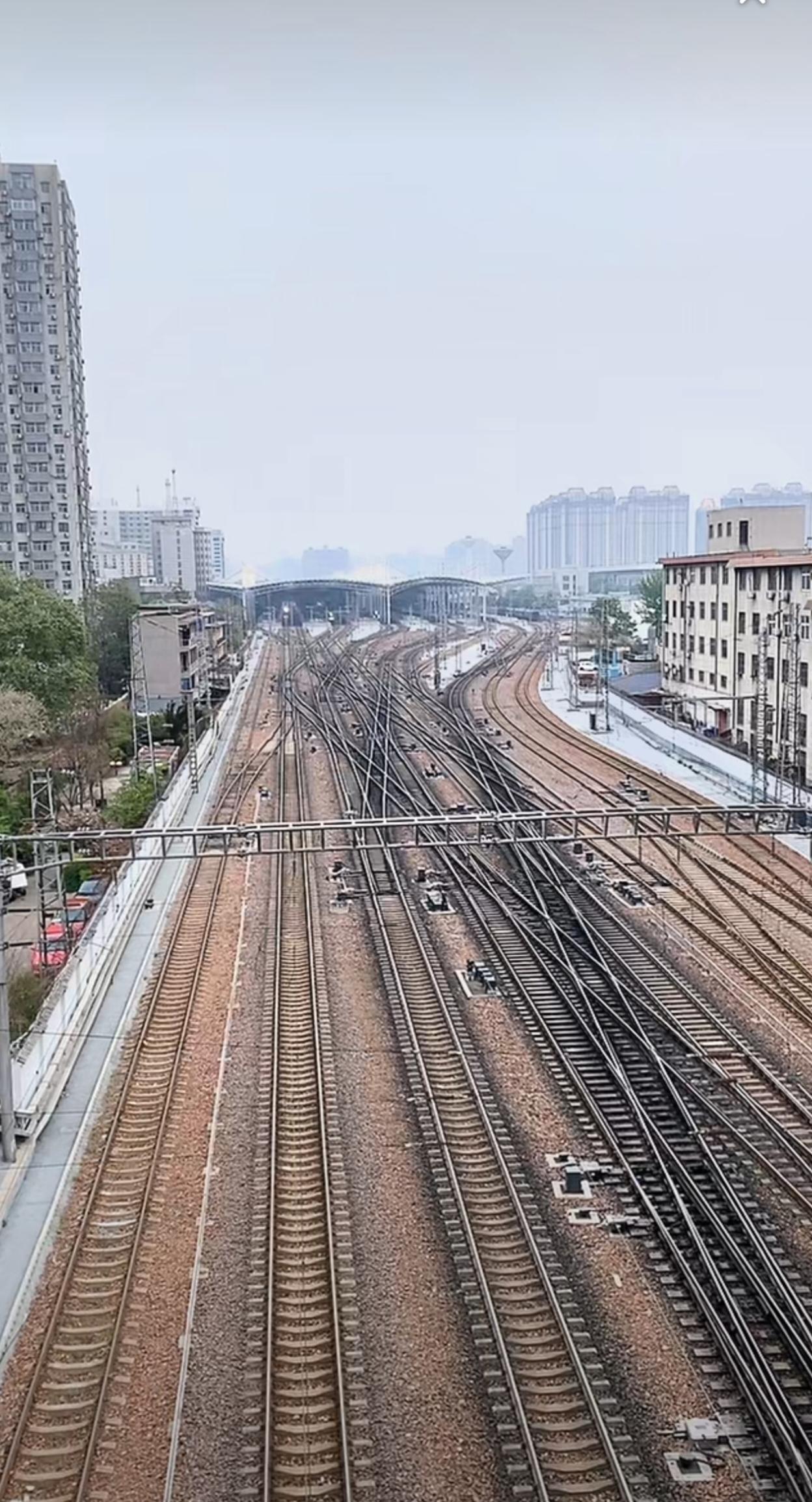 不懂就问，火车站那么多条交叉的轨道，司机怎么找到自己要走的那一条轨道呢？有没有搞