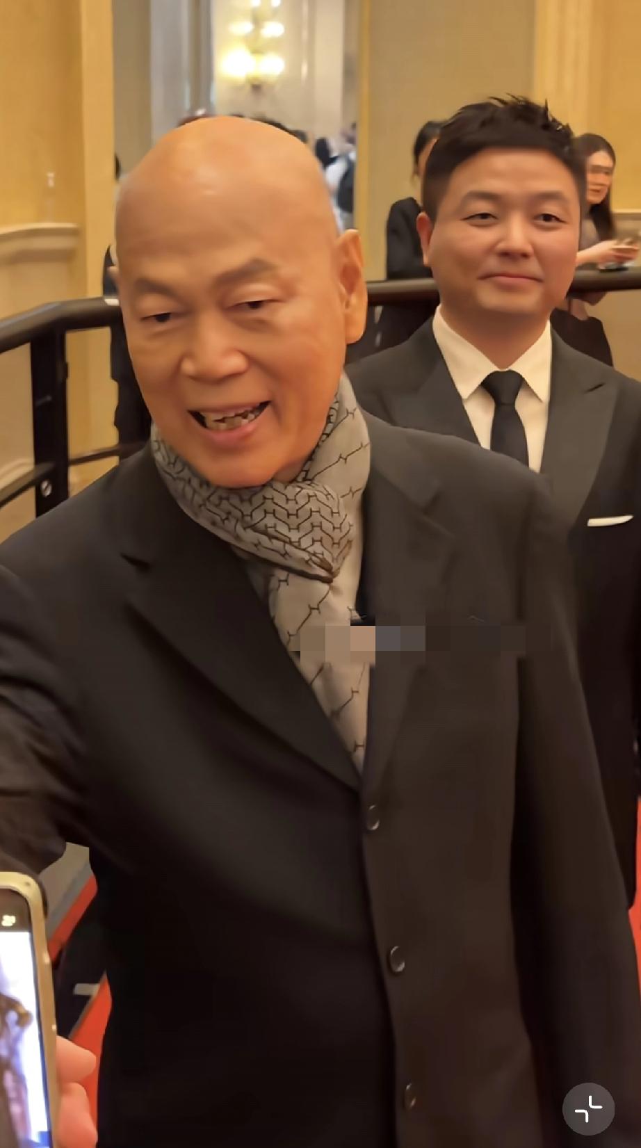 80岁罗家英澳门参加活动，怼脸拍脸上状态并不好，身形消瘦眼袋比较重，眼睛还有点浮