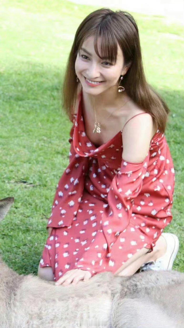 单身40多年的吴昕终于释放自我了，向世人展现了最美的一面，也懂得了美的东西不要隐