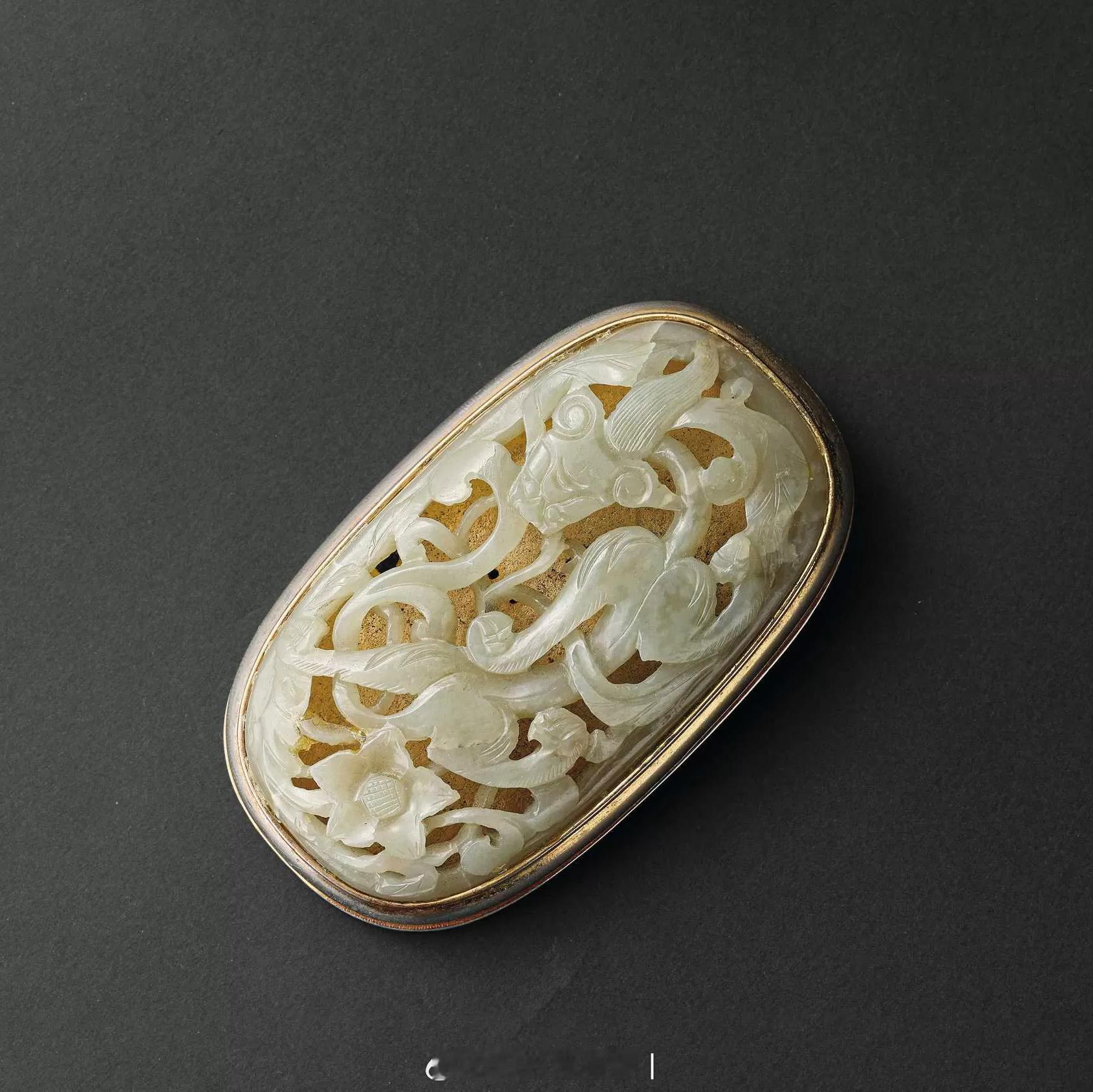 琳琅集 | 清 白玉螭龙纹带饰白玉温润晶莹，外包椭圆形铜鎏金，框内雕一螭龙梭巡于