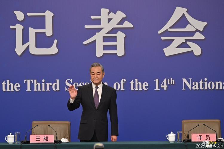 王毅外长一天内分别会见美国国务卿布林肯和菲律宾外长马纳罗，这时间安排本身就很说明