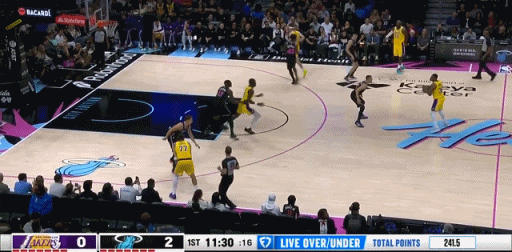 背靠背客场比赛的影响一开始就显现出来了，失误多，没手感，腿沉着呢湖人vs热火