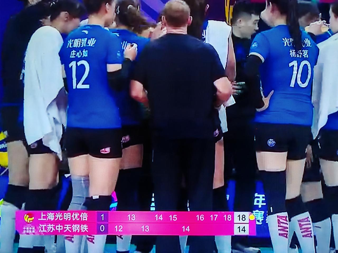 女排排超联赛决赛第三场，第一局上海女排25：23获胜，比赛进入第二局，上海女排9